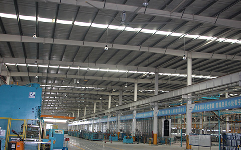 工廠(chǎng)高溫車(chē)間使用工業(yè)大風(fēng)扇通風(fēng)降溫
