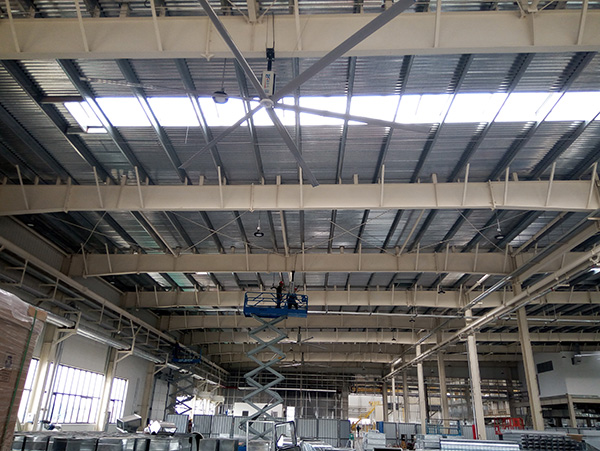 車(chē)間安裝工業(yè)大風(fēng)扇，省錢(qián)又安心